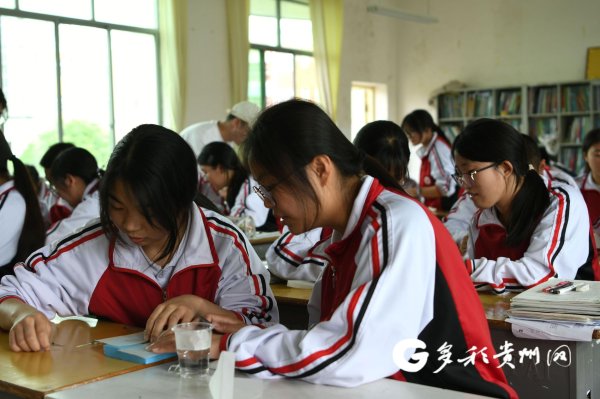 遵义市余庆县：科普大篷车“开”进校园